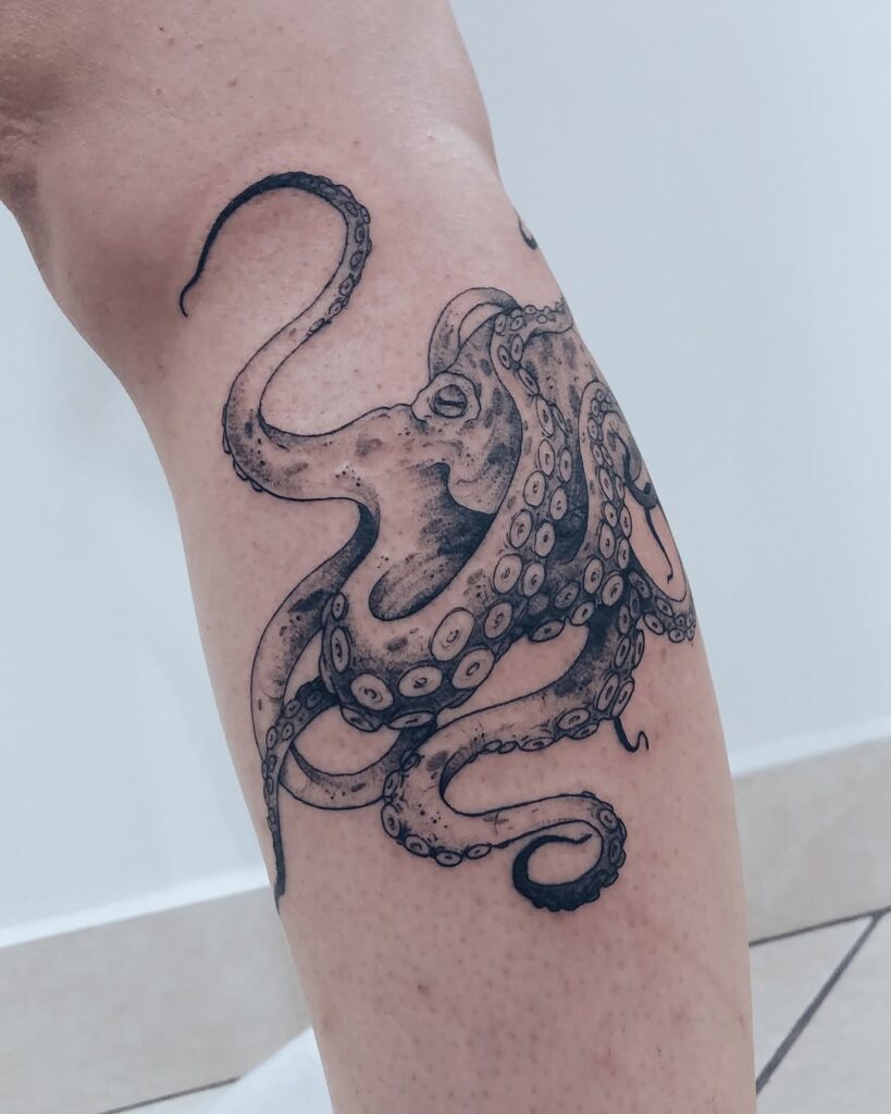 sessão de tatuagem artística em São Paulo na Flag Haus com aplicação de linha fina