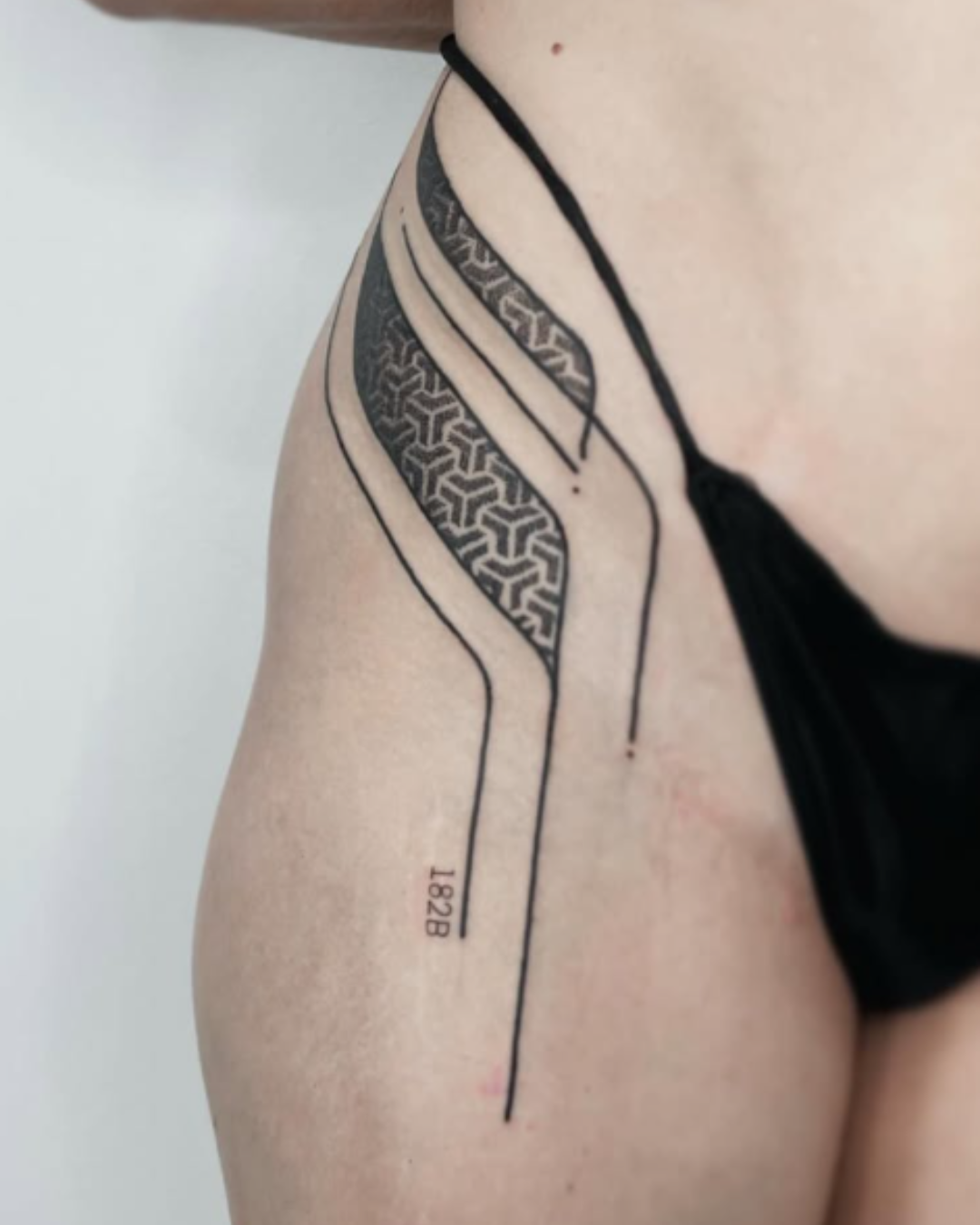 tattoo geométrica abstrata lateral quadril minimalista