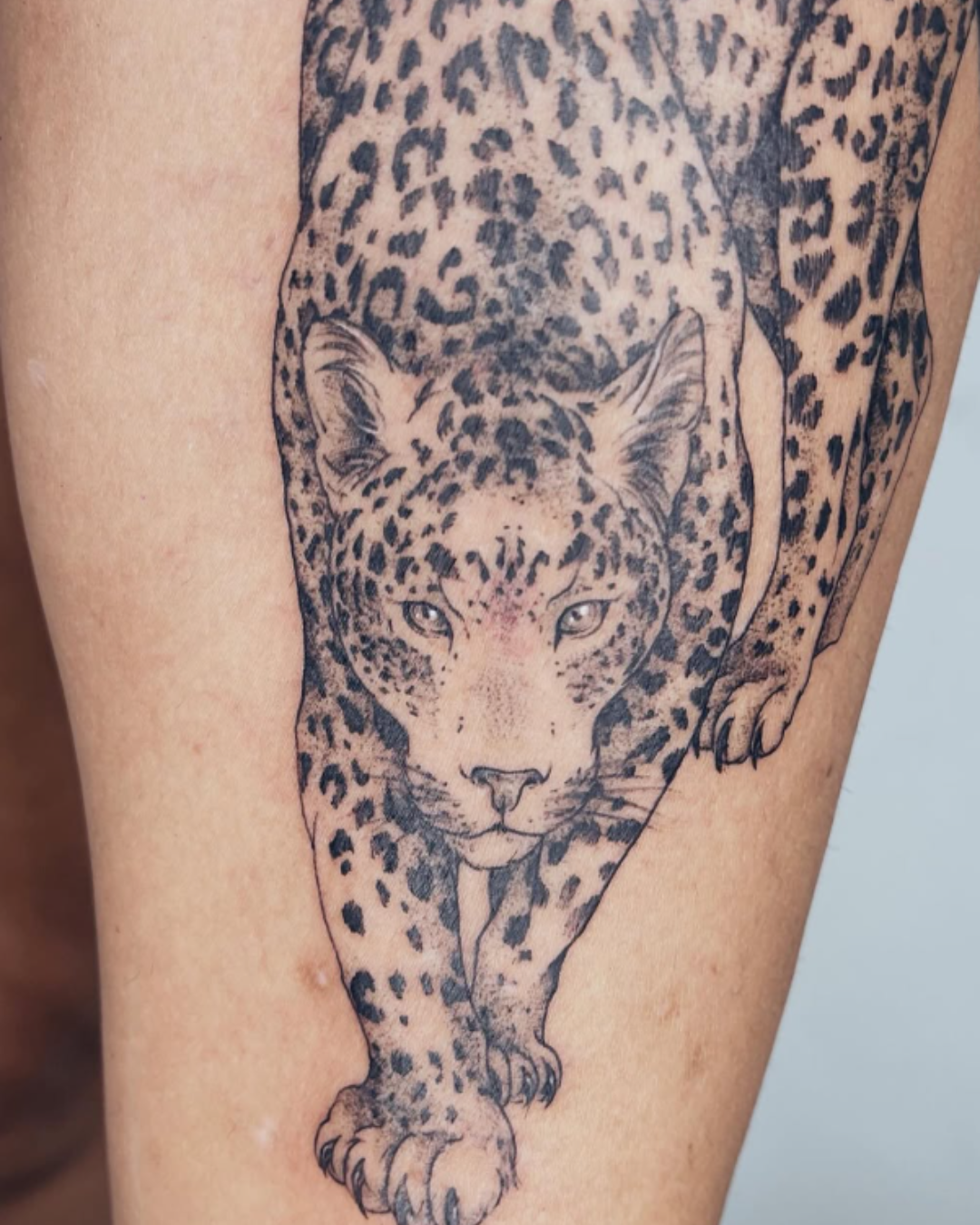 tattoo onça realista coxa preto e cinza