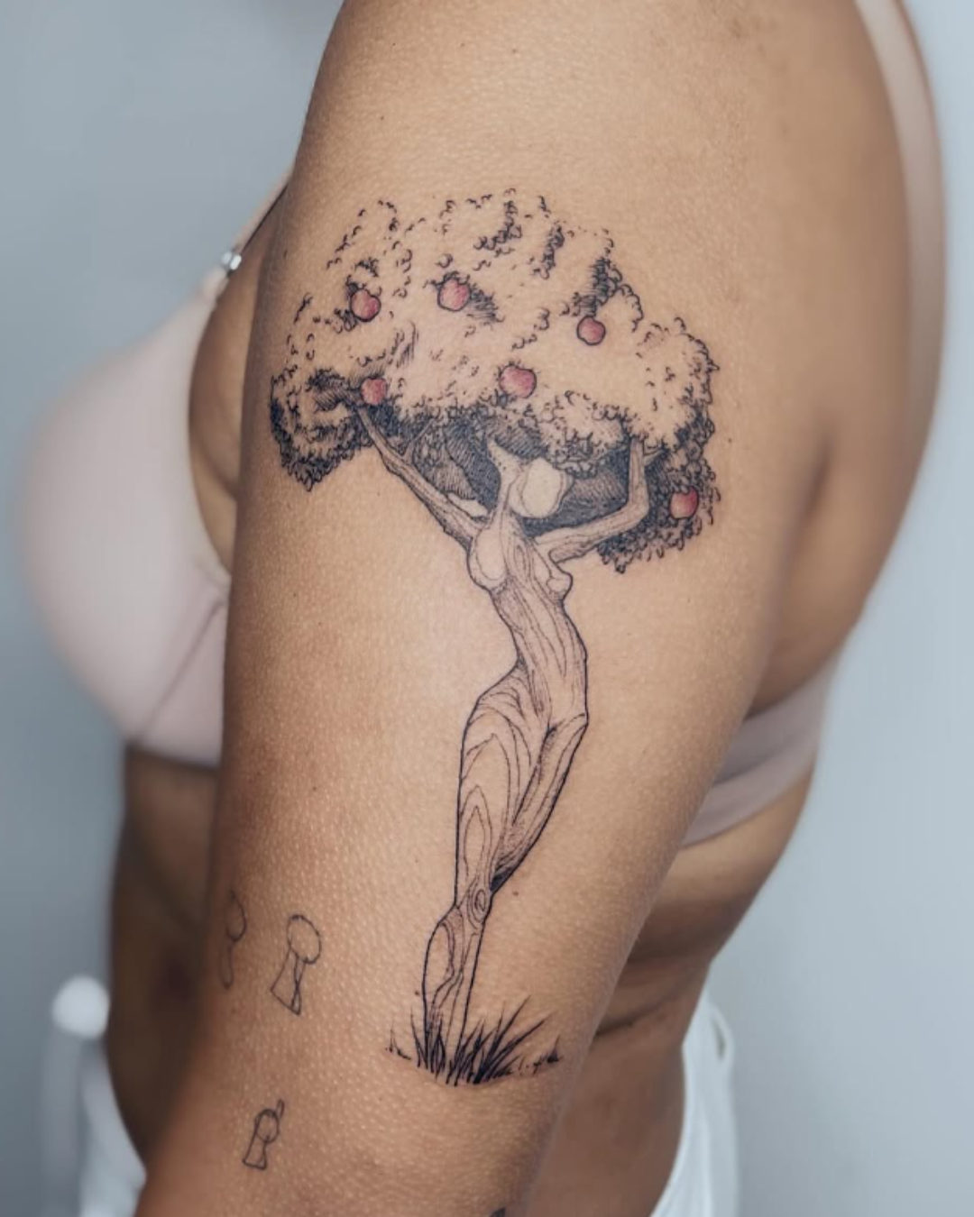 tattoo árvore artística braço traço delicado