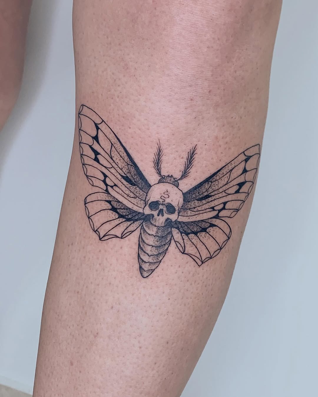 Primeira tatuagem estilo fine line blackwork em São Paulo — detalhe autoral minimalista Flag Haus