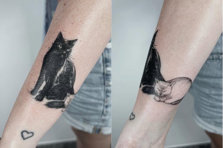 Portfólio de tatuador em São Paulo sendo analisado em estúdio de tatuagem artística