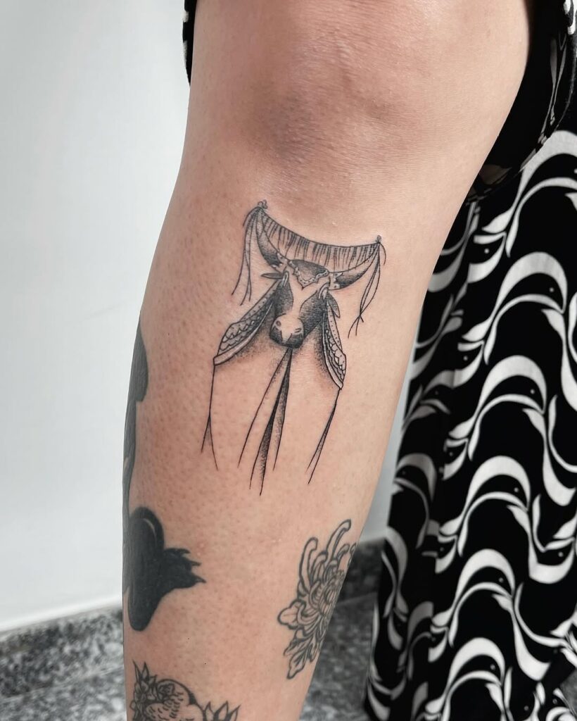 Tatuagem de Boi Bumbá estilizado em fine line e dotwork no antebraço, feita por Julio Bandeiras na Flag Haus em São Paulo