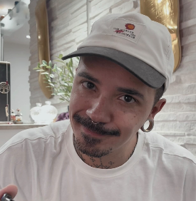Julio Bandeiras, tatuador e fundador da Flag Haus, com expressão de desaprovação