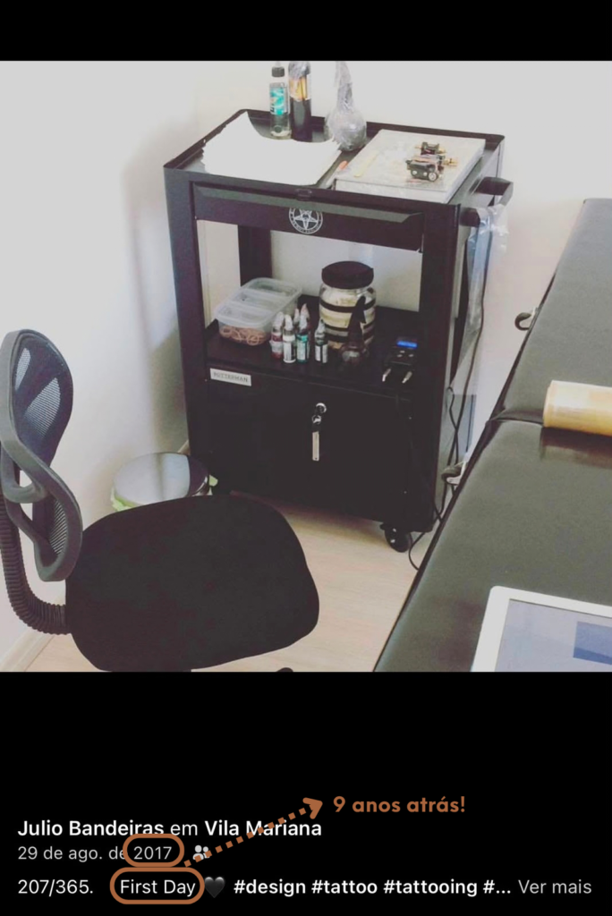 Primeira sala de tatuagem de Julio Bandeiras em 2017, com maca, carrinho de materiais e cadeira, antes do estúdio Flag Haus